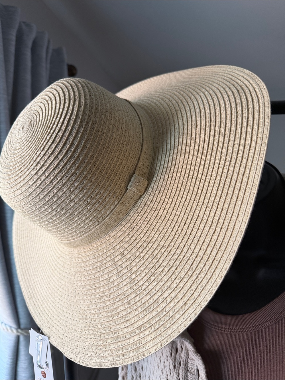 Beige Wide-Brim Straw Sun Hat - Classic Summer Accessory - Picture 4 of 8